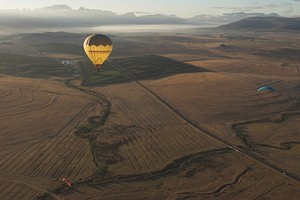 Ballon über dem Berg-River Tal in den Winelands von Paarl